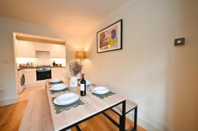 Duplex Redhill town centre apartment by Livingo Stays